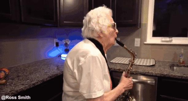 93岁奶奶恶搞27岁孙子,一夜爆红!1300万网友围观:奶奶太坑了