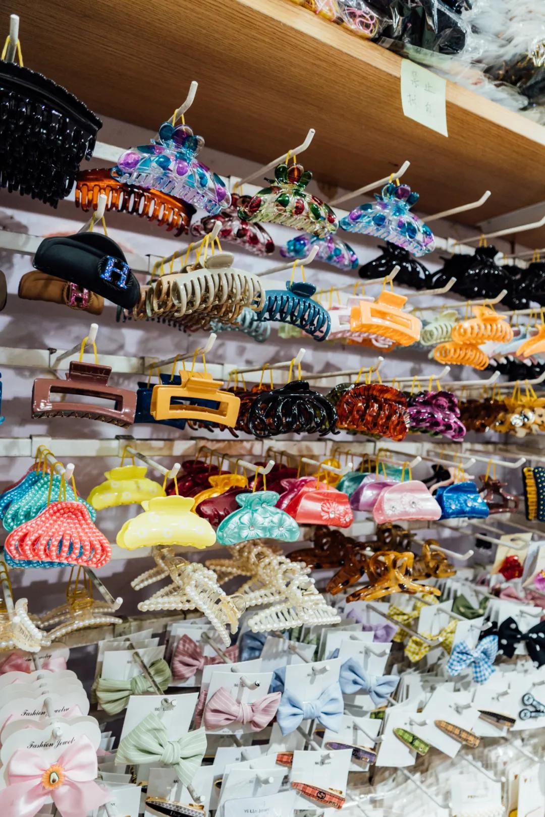 活着的两元店，2块钱能买啥？