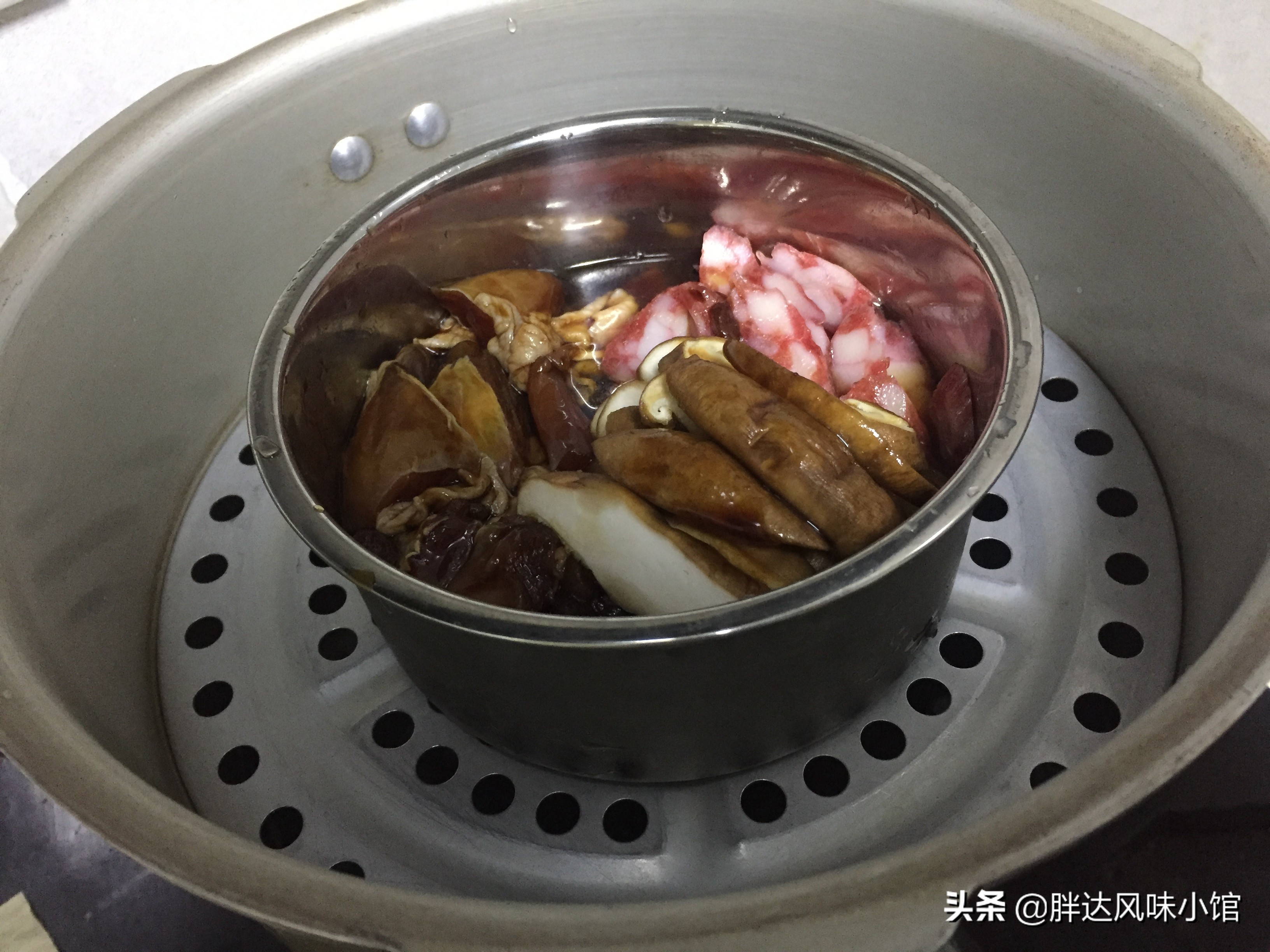 鸡肉只能炖汤喝？这样做好吃到一碗接一碗，香菇腊肠焖鸡饭