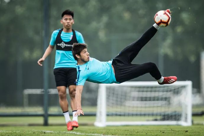 喂？有人做西班牙代购嘛？申花可能有这个需要......