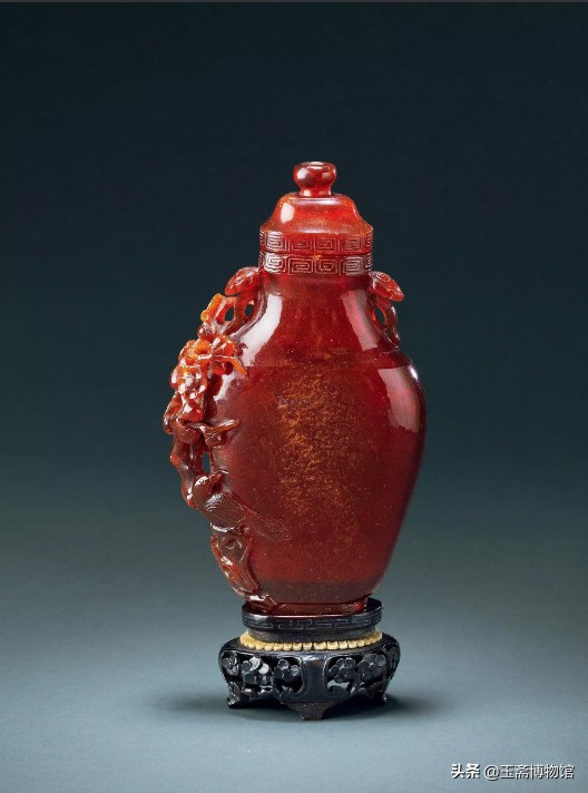 清乾隆时期琥珀蜜蜡雕刻摆件 (乾隆时期的琥珀鼻烟壶价值多少钱)