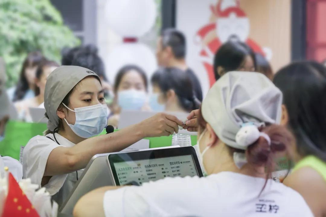 单店日销1800杯火遍京沪蓉王柠打破“柠檬茶火不出广东”的魔咒