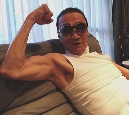 84岁谢贤穿皮衣状态好,80岁的谢贤依然帅气迷人