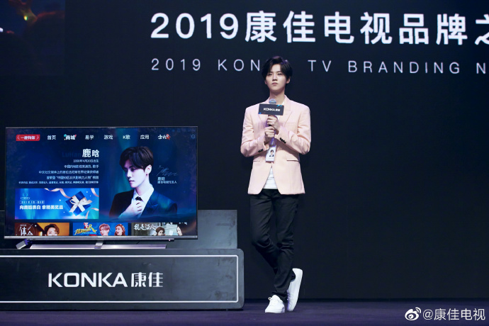 康佳总裁不玩壁咚玩比心,还请鹿晗当师傅?