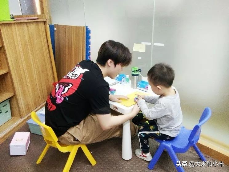 怎么教自闭症谱系障碍的小孩说话,自闭儿童怎么引导说话