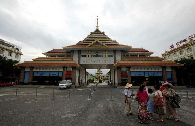 瑞丽翡翠市场赌石切石头多少钱,瑞丽翡翠赌石