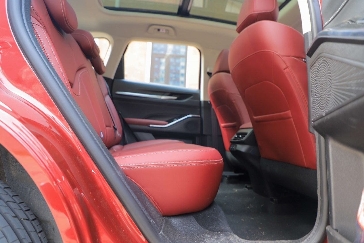 国民神车第三代哈弗h6亮点全解析,空间大动力强更省油第三代哈弗h6