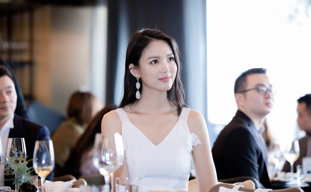 世界小姐张梓琳35岁气质犹在，美得像个天仙身材颜值一点也没毛病