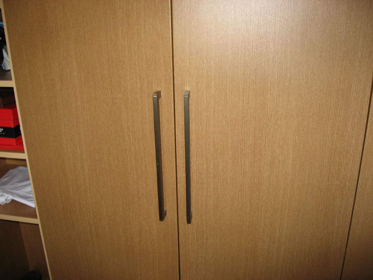 柜门用推拉门和平开门哪个好,定制衣柜推拉门选什么颜色好看