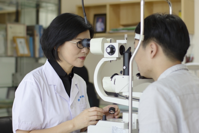 这些疾病也可能让你眼睛视力下降,视网膜眼底筛查是强制还是自愿