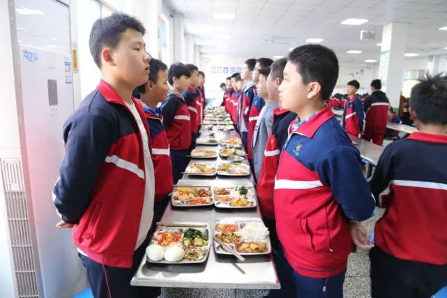 评价寄宿制学校要从食堂看起，走进西安临潼华乐学校食堂