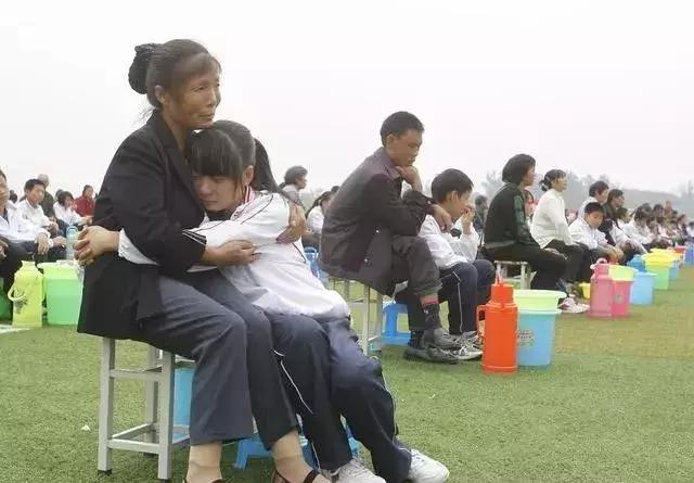 学校学生十跪父母流泪视频,学生跪拜父母哭了