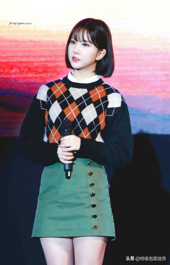 捧太过?韩国女团出新歌,人气一般的成员竟直接拿队友当凳子?