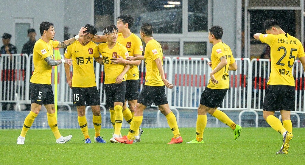 忍俊不禁！飞机晚点恒大球员黄博文、张琳芃席地而坐，像摆地摊的