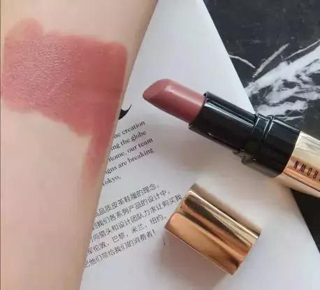 还在靠大红唇来提升气场？想做女王，裸色唇膏一样能做到