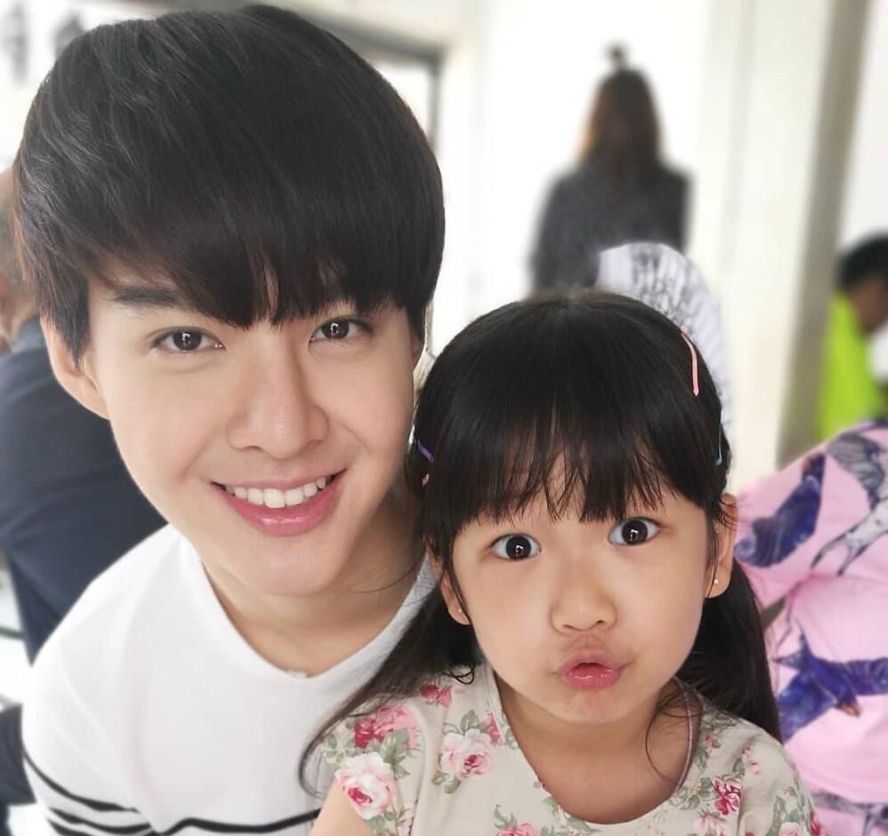 他泰男星和小朋友的治愈同框：BP一家三口关大爷画风不对