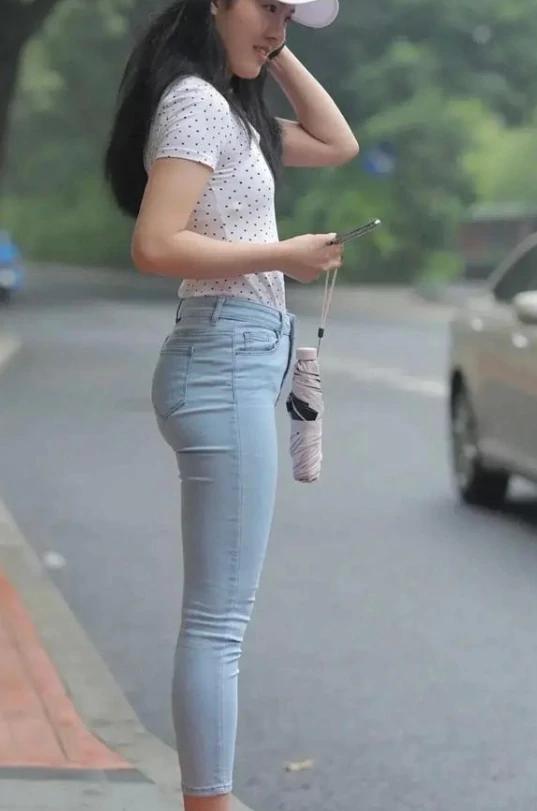 牛仔裤彰显文艺简约柔美气息,简约舒适牛仔裤