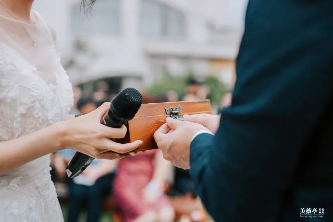 婚礼主持人怎样着装,如何选婚礼主持人的礼服