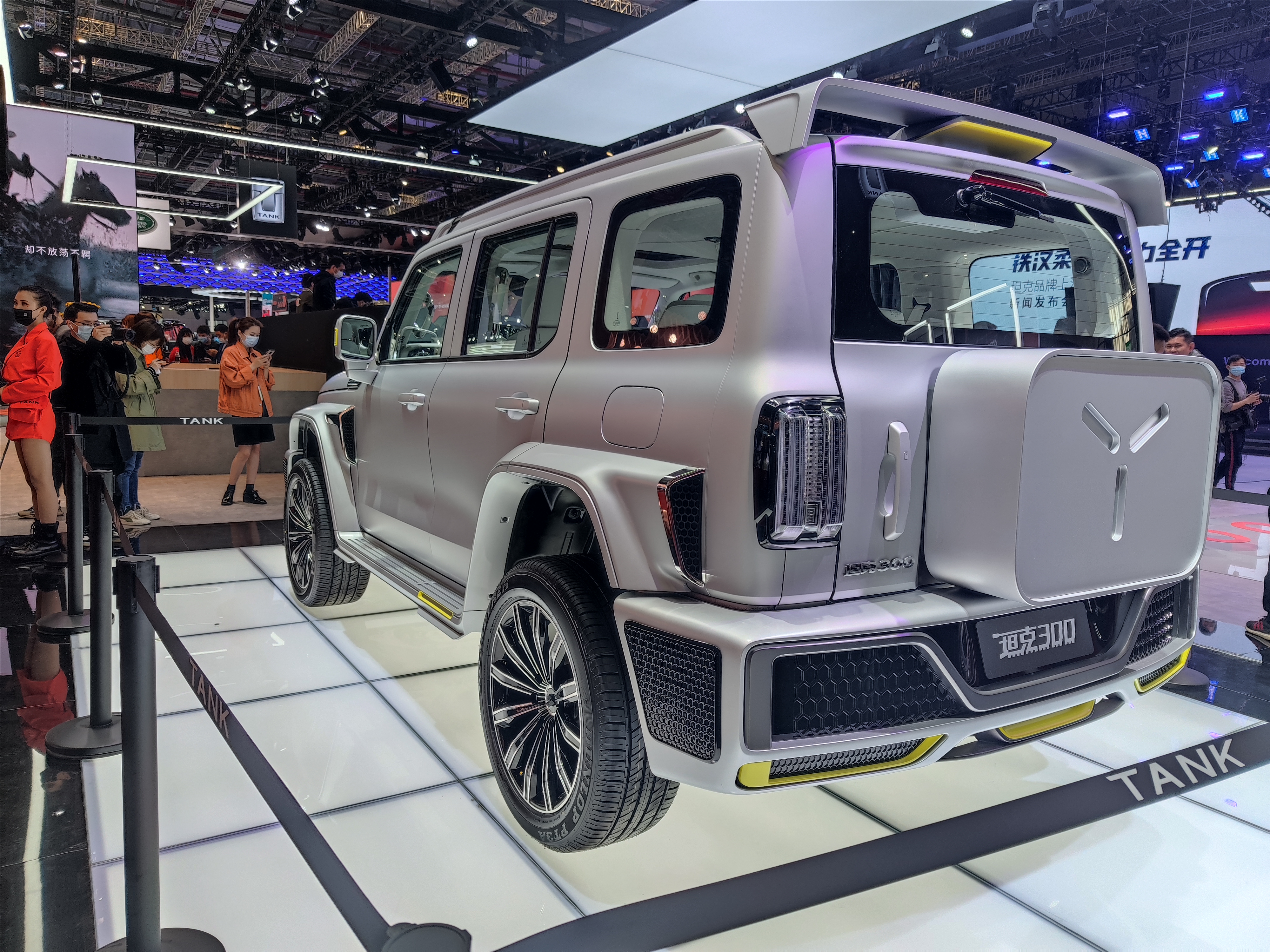 赛博坦克300对比大g,赛博坦克300落地价白色