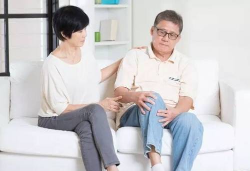 膝盖积水是怎么导致的,膝盖为何积水