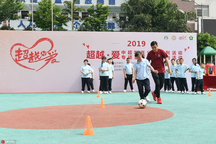 超越•爱”系列公益活动中超联赛走进重庆市渝北区特殊教育学校