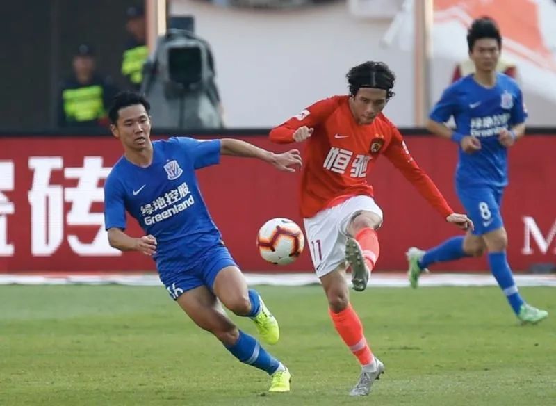 中国足球队员最高年薪是多少,足球球员年薪为什么突然这么高