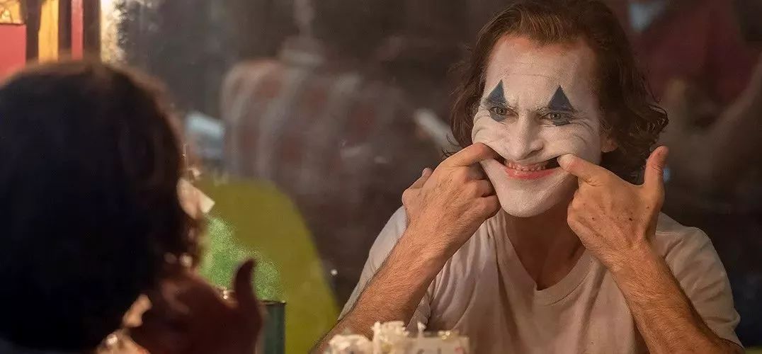 现实中的小丑在跟人类打招呼,世界上的小丑到底有多可怕呢