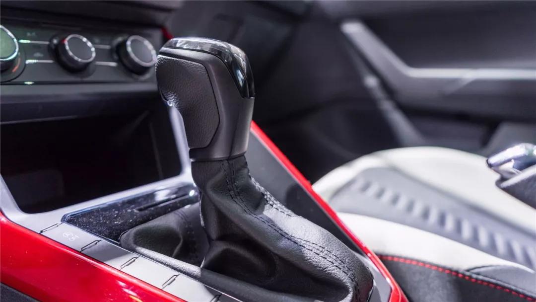 四代飞度和poloplus测评,想买大众polo好还是本田飞度好