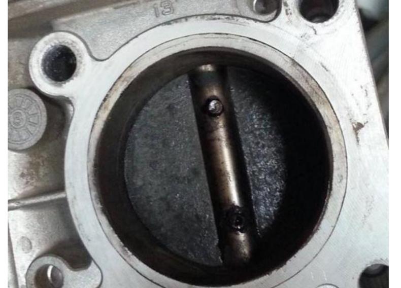 节气门车上清洗还是拆下来清洗,节气门可以用手纸擦吗