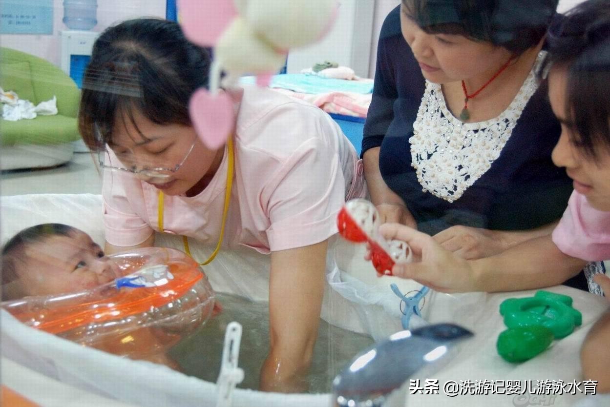 宝宝洗澡不用一次性浴膜的危害,宝宝用浴垫洗澡好吗