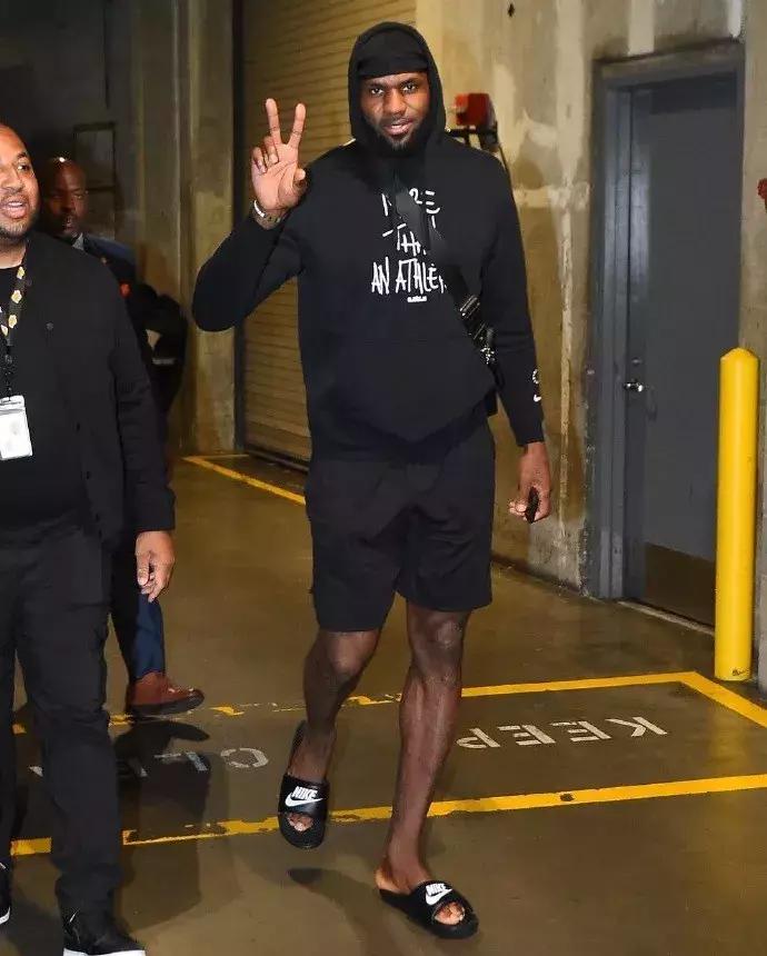 nba季后赛塔克上脚,nba今日上脚球鞋西蒙斯