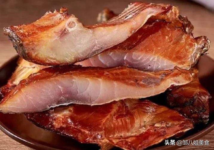 腌腊鱼的正确洗干净方法,腌制腊鱼盐重了怎么才能淡