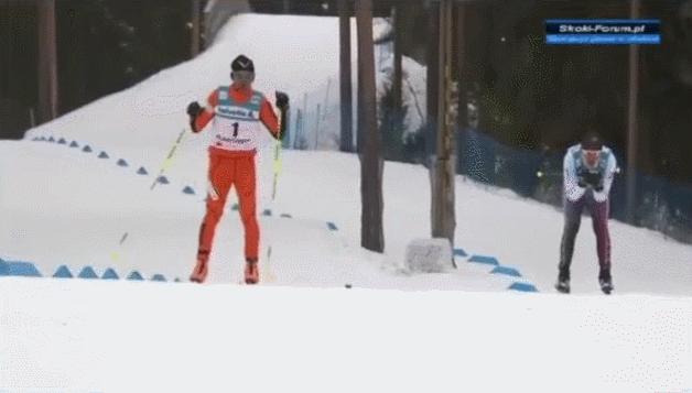 一名34岁男子跳水救人牺牲,游泳馆众人抢救溺水青年