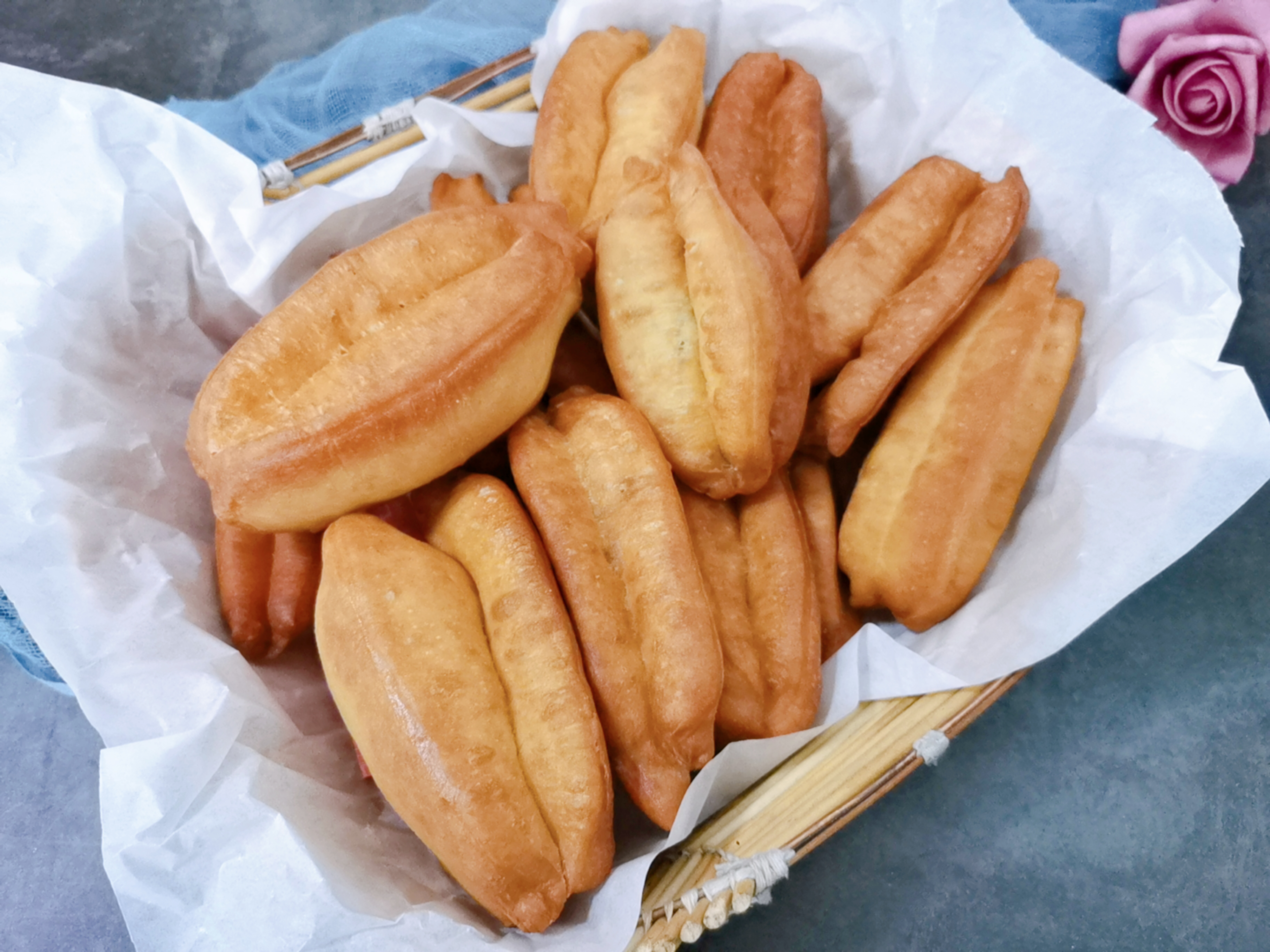 在家炸油条单用酵母和鸡蛋行吗,1斤面2个鸡蛋炸油条的配方