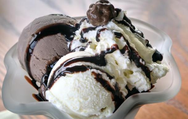 月经推迟一个月流出一连串血块,月经流出一大坨的黑血块正常吗