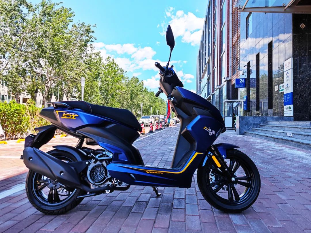 城市高颜值燃油踏板车,城市炫酷150踏板摩托车推荐