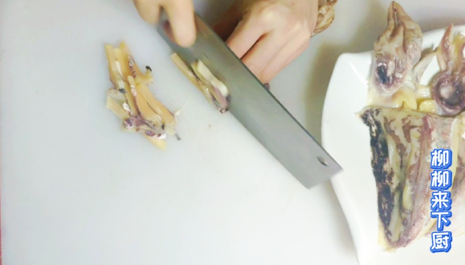 墨鱼干炒芹菜橙子,芹菜炒墨鱼干家常做法