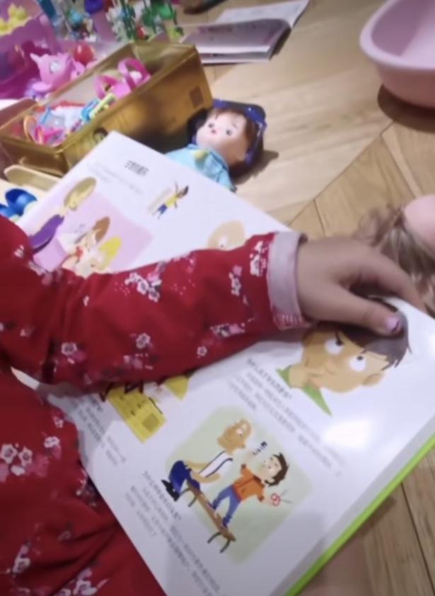 包贝尔女儿包饺子李现评论,包贝尔女儿搞笑饺子化身迷妹李现