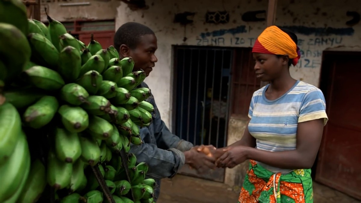 非洲布隆迪的赚钱天才,骑着自行车运香蕉扒车门,满身绝活无人敌