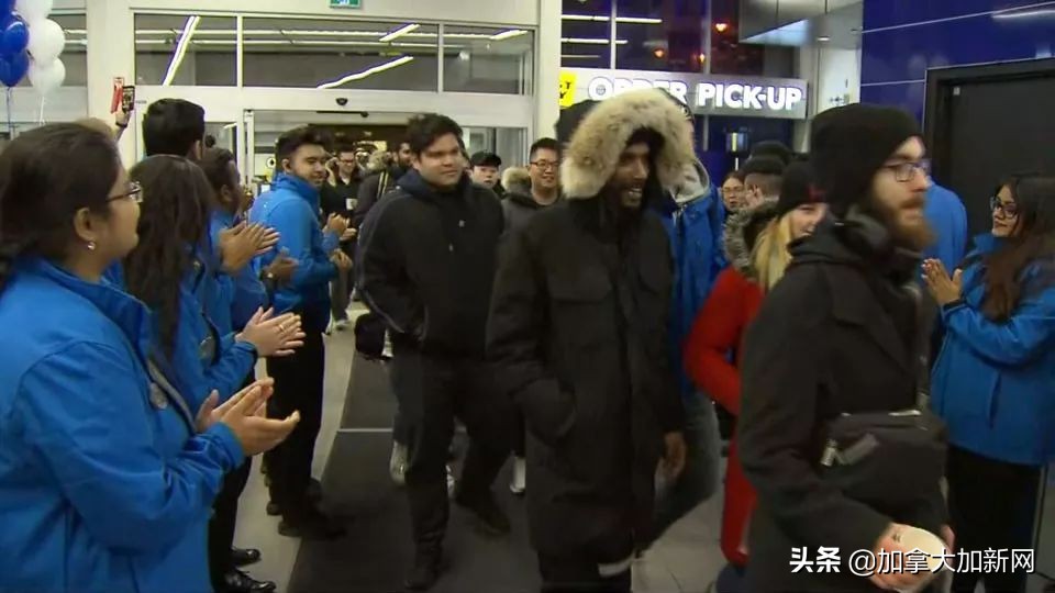 黑五狂抢开始!机场outlet堵爆温哥华华人凌晨排队全买疯了