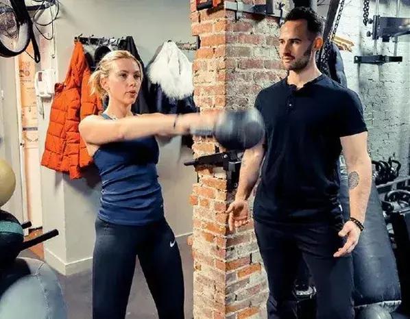 穿塑腰、喝辣椒水、吃空气...明星的花式作妖减肥法真的可信吗？