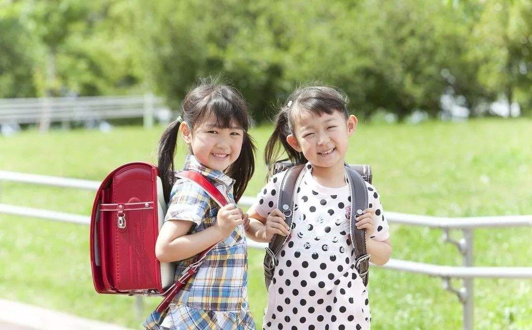 姐弟俩坐姿引热议,姐弟坐地铁坐姿