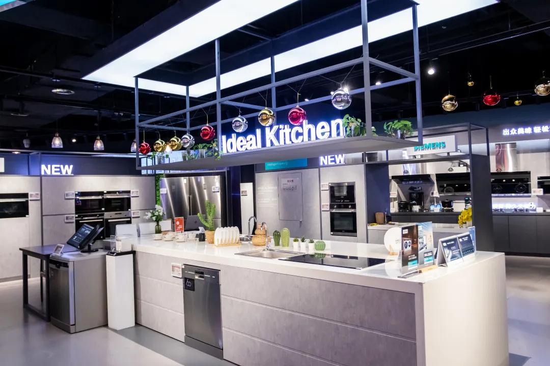 快来感受新潮澎湃，一起前往京东超体购痛快