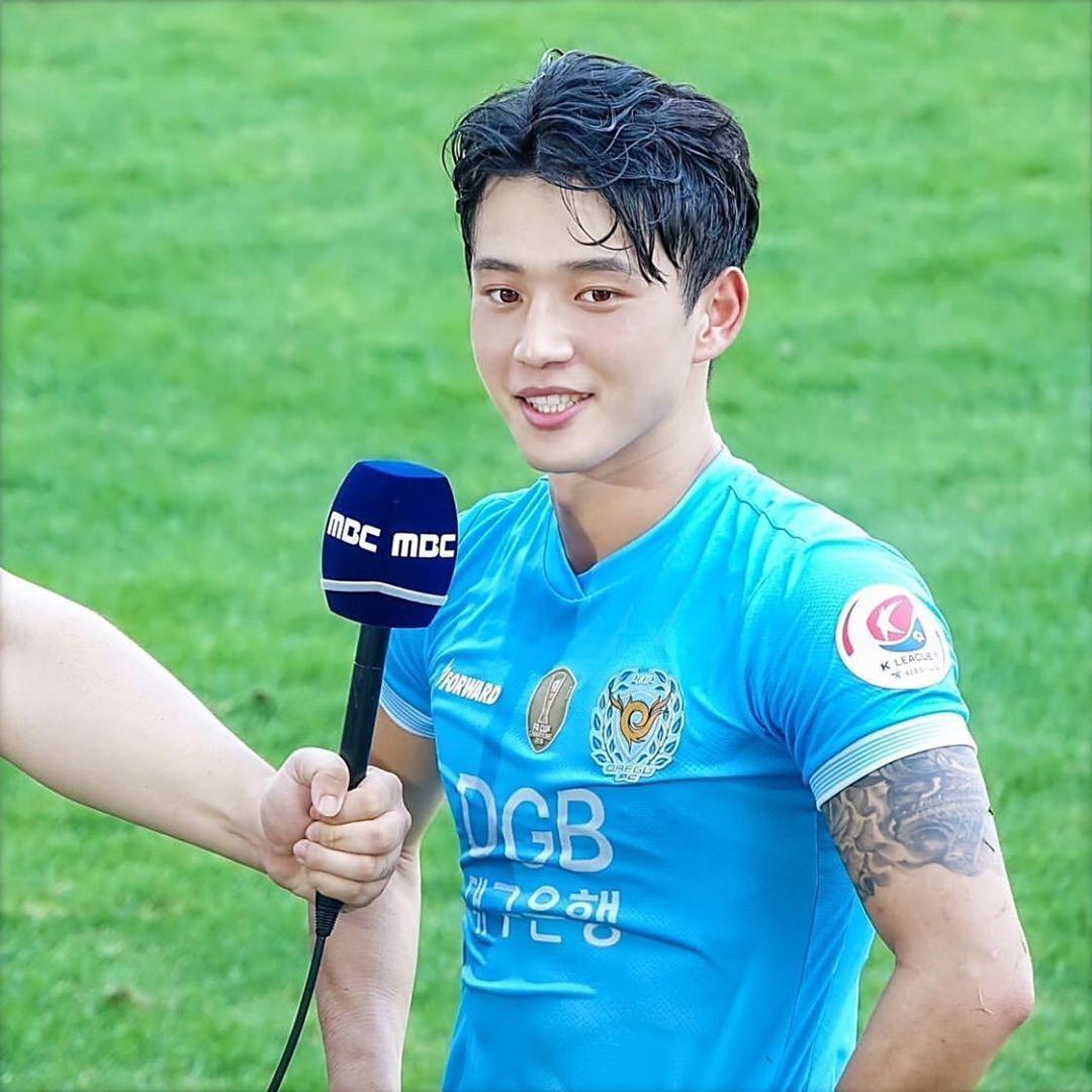 这个足球天才帅到犯规,靠奶狗颜爆红ins,宽肩窄臀颜值不输爱豆