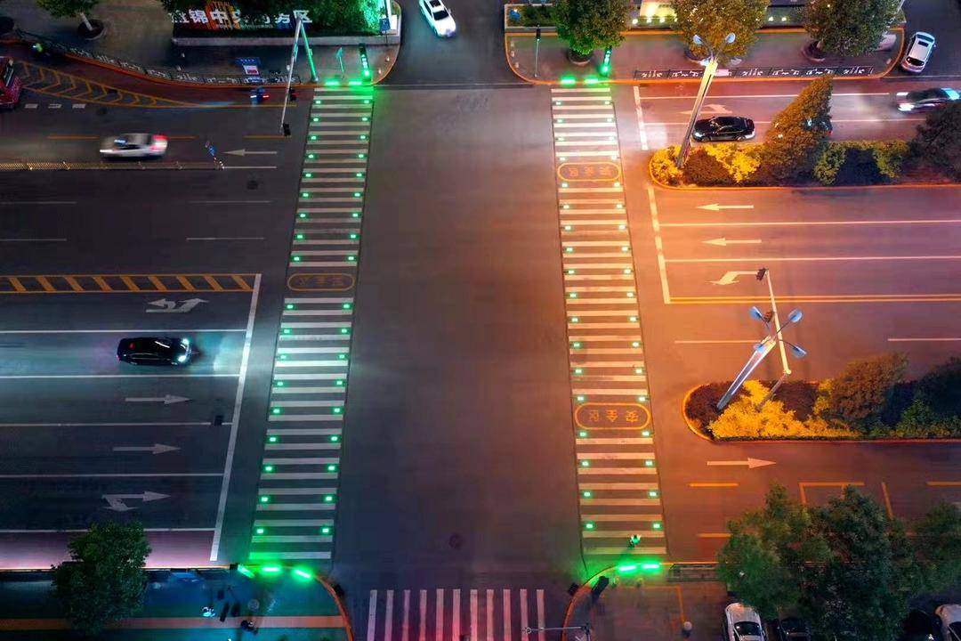 智慧斑马线最新视频,盘锦带字母斑马线