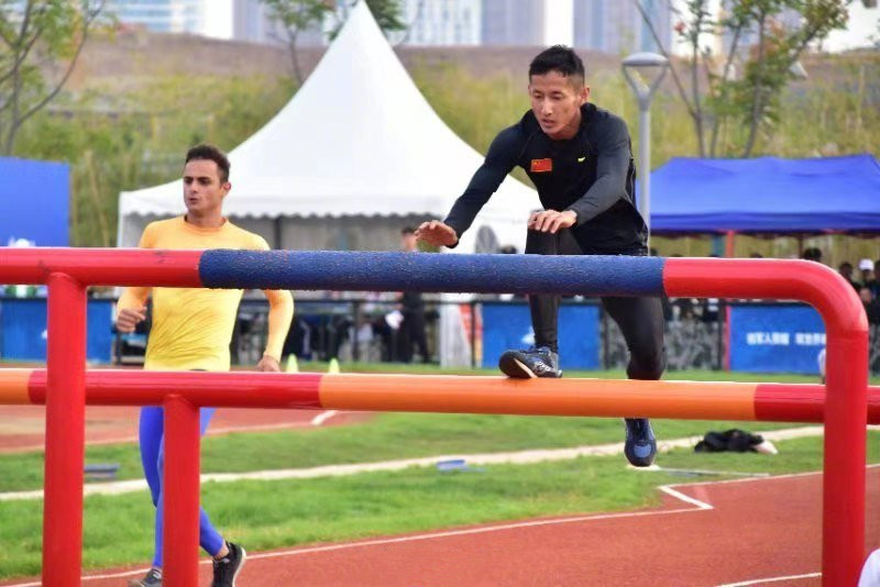 太帅了！军运会障碍跑男选手肌肉亮眼，跑完后躺垫“挣扎”太抢镜