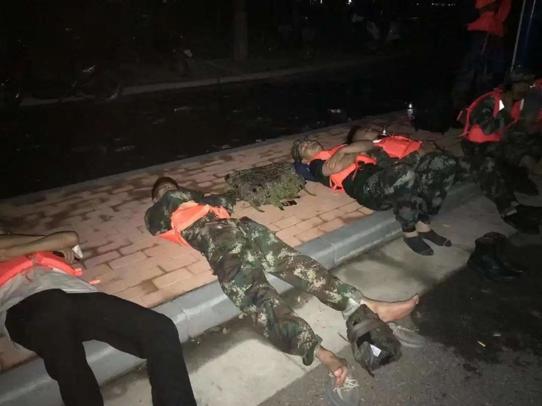 我在洪水中救人图片,洪灾到来三十多处紧急救援