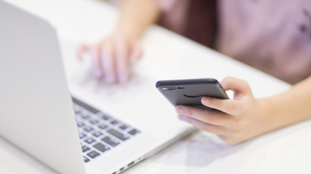 买个小花、刷个游艇，换来一句“谢谢你”，他究竟图个啥？丨今晚九点半