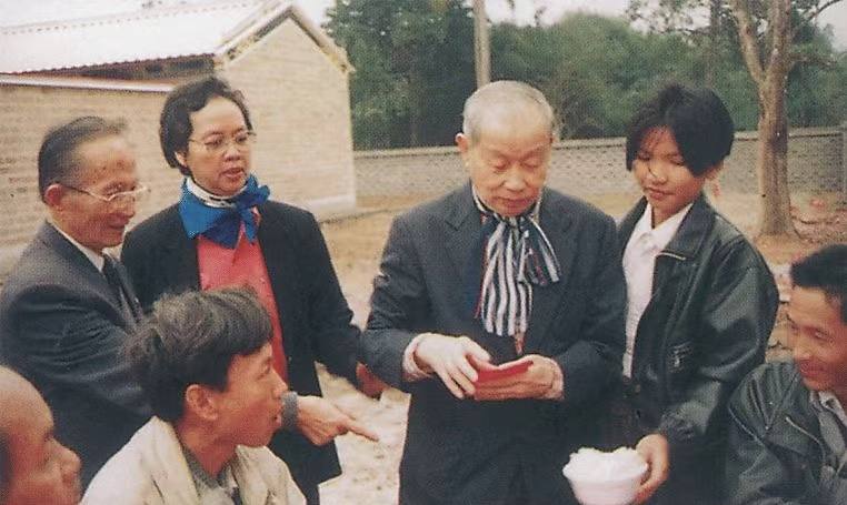 海南小伙，在泰国卖饮料，身价300亿，娶19岁女秘书当小妾