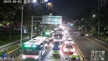 82岁老人中暑晕倒三人相救,80岁老人暑天中暑呕吐